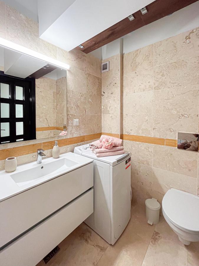 Uniquemoments Airport Apartment & Secure Parking & Airport Shuttle 이아시 외부 사진
